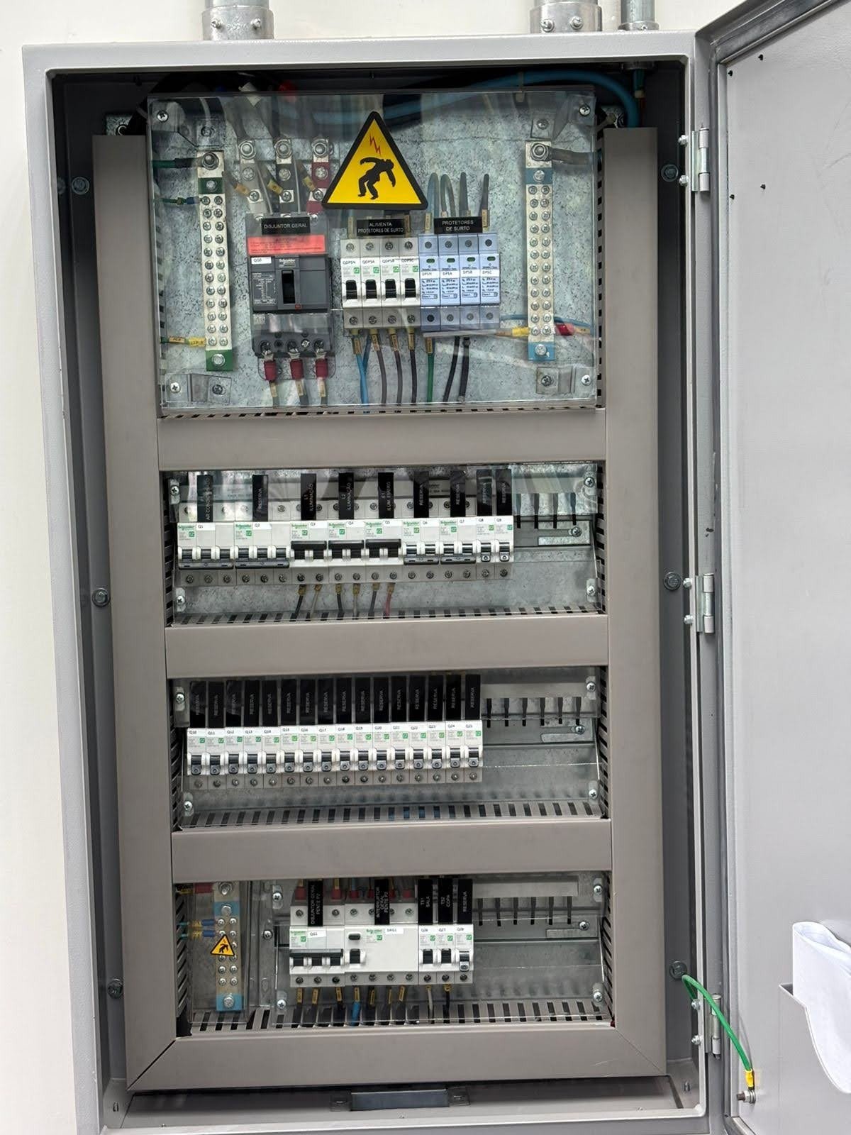 Quadro elétrico de comando organizado