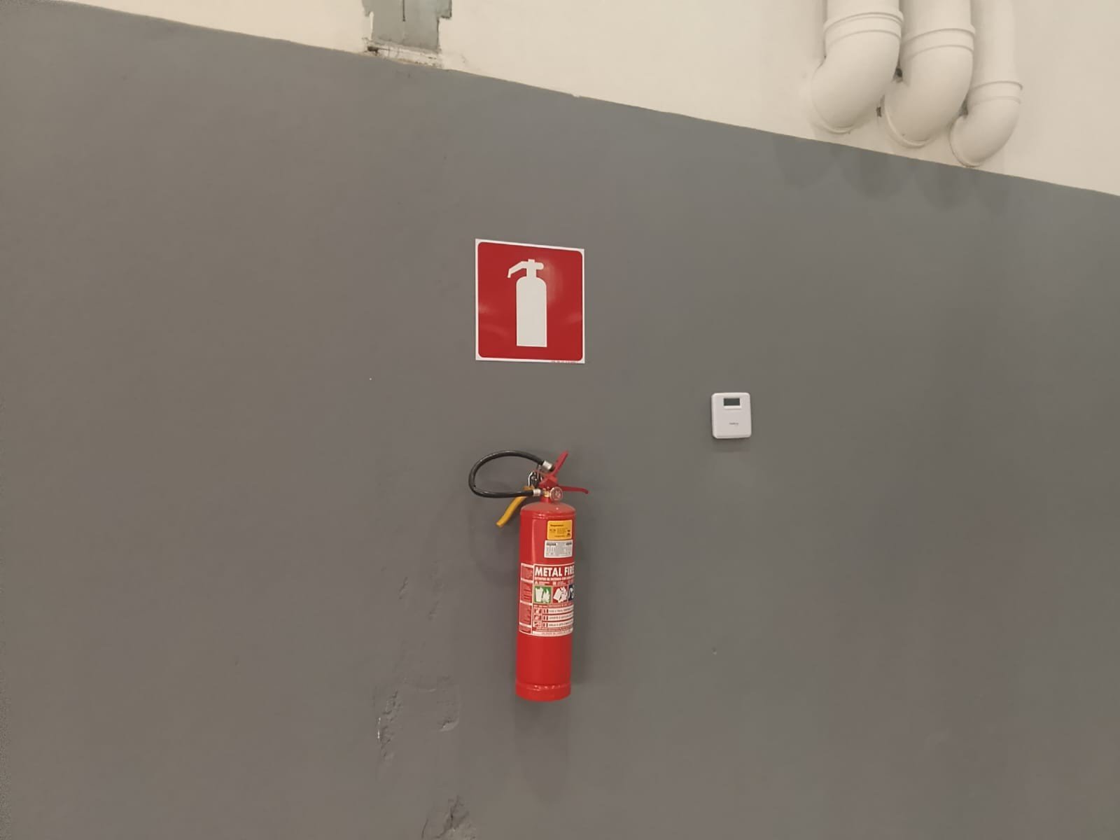 Extintor e sinalização de combate a incêndio